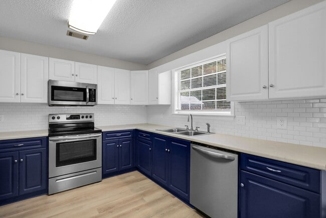 Building Photo - Stunning 4-bed Home in Hinesville With Two...
