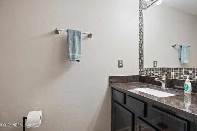 Building Photo - 677 Scrub Jay Dr