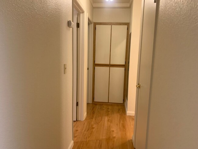 Building Photo - Half off 2nd months rent! 2 bedroom 2 bath...