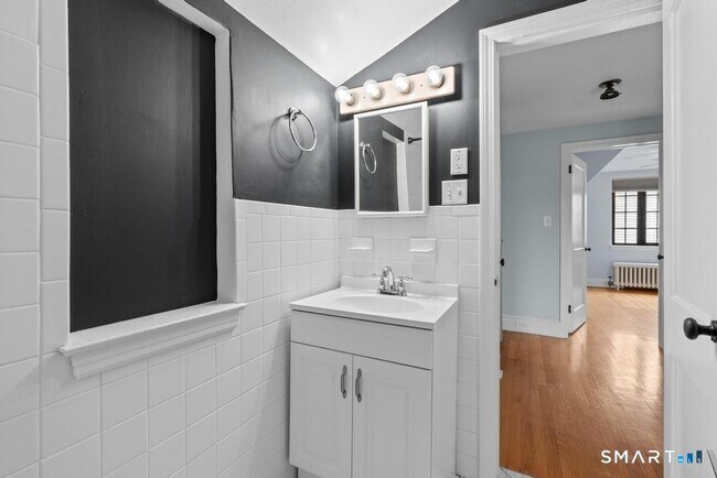 Building Photo - 83 Meadowbrook Rd