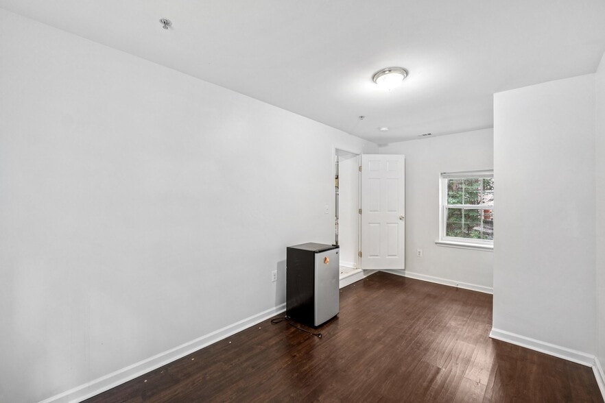 Building Photo - 4813 Calvert Rd