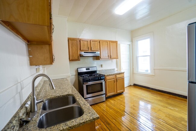 Building Photo - 3 Bedroom Apartment with Great View of Tho...
