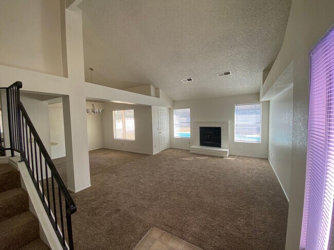 Building Photo - Great 3 Bedroom Henderson Home with Pool!