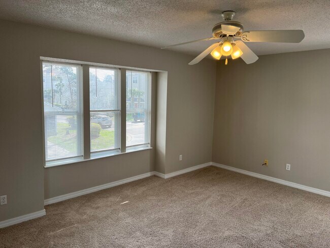 Building Photo - 9 Lantana Ct