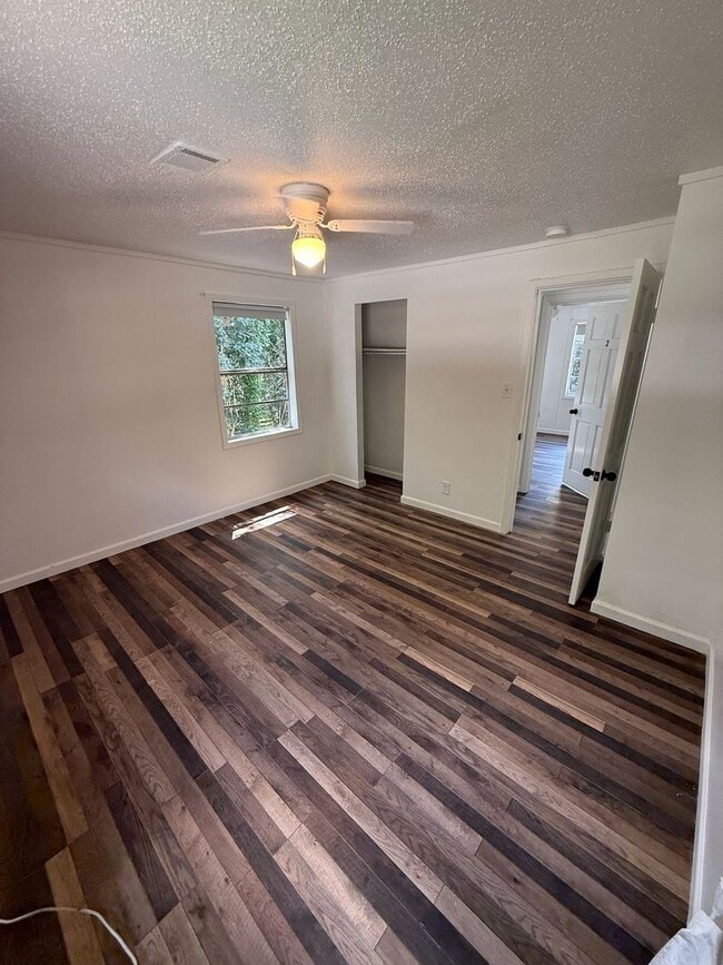 Building Photo - Freshly renovated 3 bedroom unit!