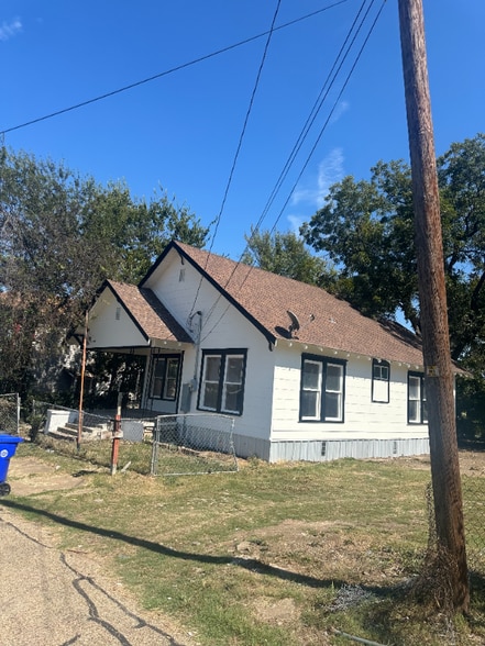 Building Photo - 1412 Burleson Ave