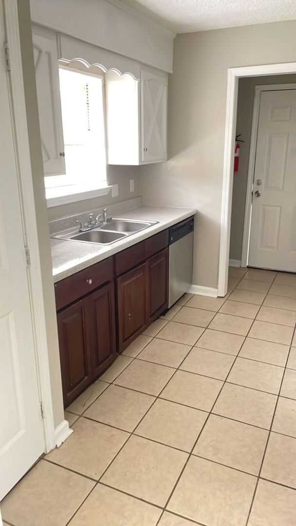 Building Photo - 2BR 1 Bath in Central.