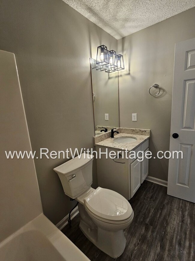 Building Photo - Gorgeous 5 bedroom/ 3 bath/ Upgrades Galor...