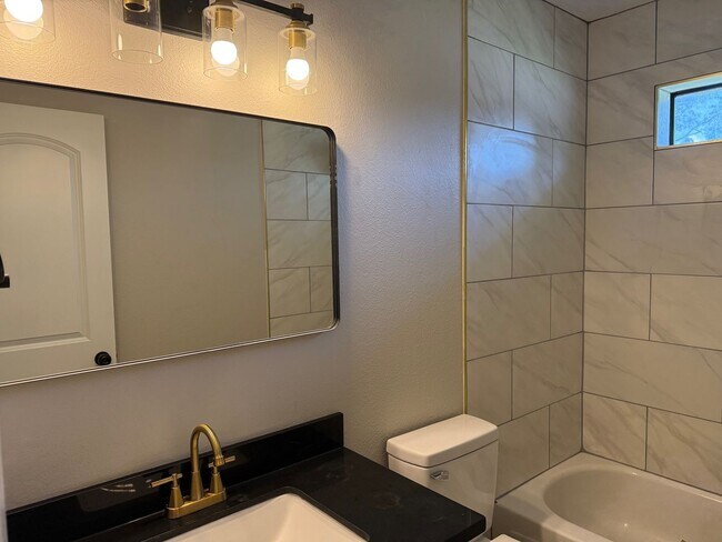 Building Photo - Modern Charm – 3 Beds, 2 Baths & More!