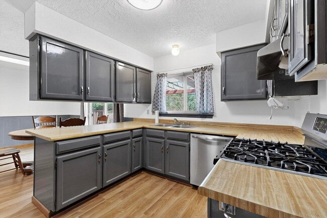 Building Photo - 2702 Avenida Del Sol