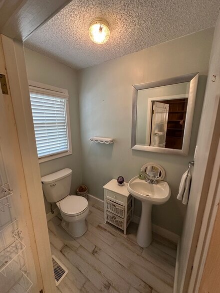 half bath - 116 Phillips St