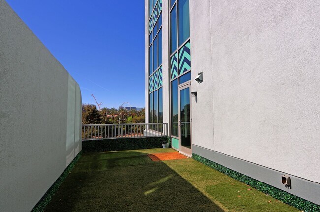 Building Photo - 360 E Desert Inn Rd