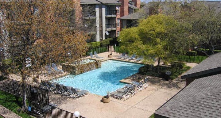 Building Photo - 18333 Roehampton Dr
