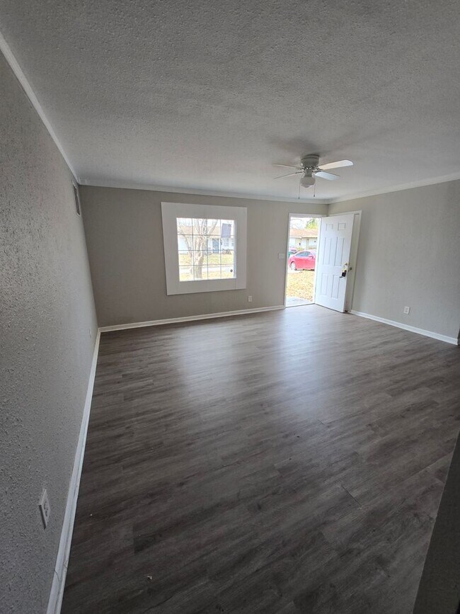 Building Photo - LIMITED TIME**NO APPLICATION FEE**1/2 OFF DEPOSIT**