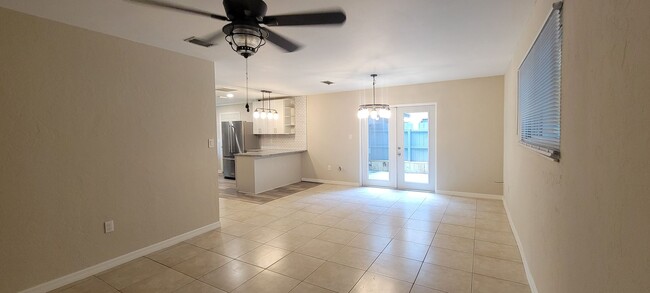 Building Photo - Charming 3/3 Condo
