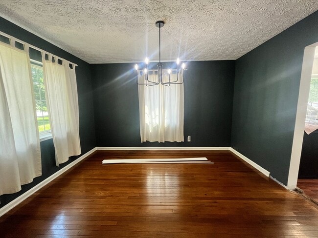 Building Photo - Spacious 3 bedroom 1.5 bathroom House
