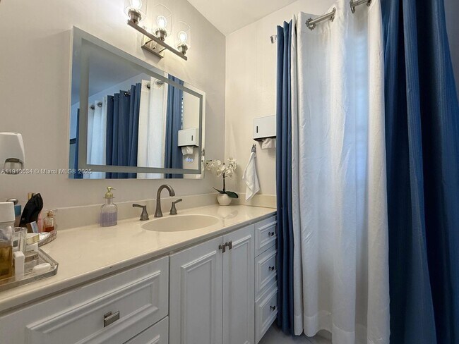 Building Photo - 9015 SW 125th Ave