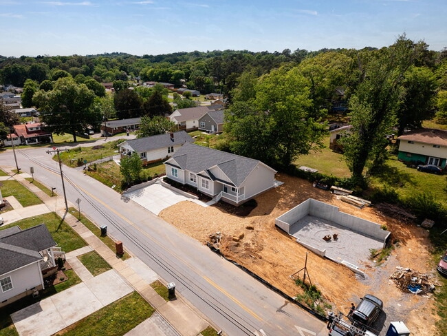 Building Photo - 705 Woodmore Ln