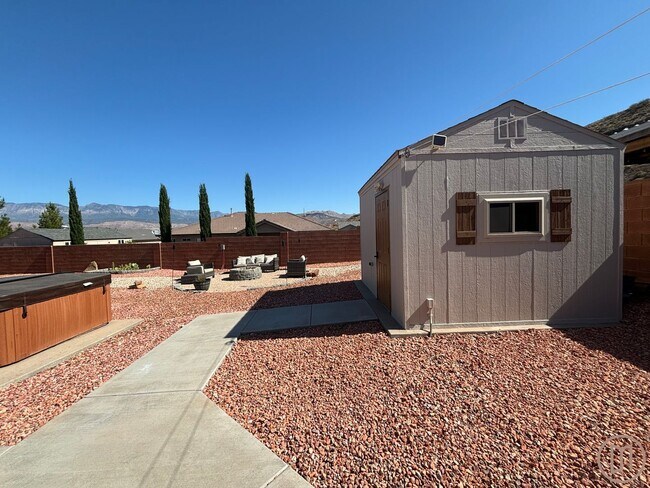Building Photo - Beautiful home in La Verkin with all the v...