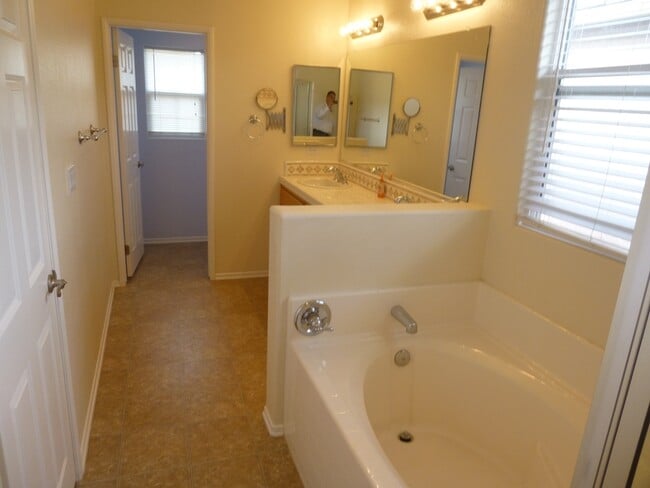 Building Photo - Lovely 3 story Home at Autumn Glen with Bonus Room