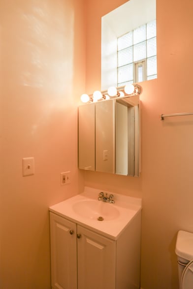 Building Photo - 747 Damen