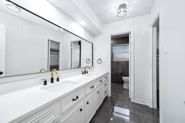 Building Photo - 3511 Tree Ln