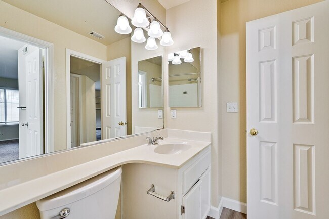 Building Photo - Cute One Bedroom Condo with Central AC and Heat.