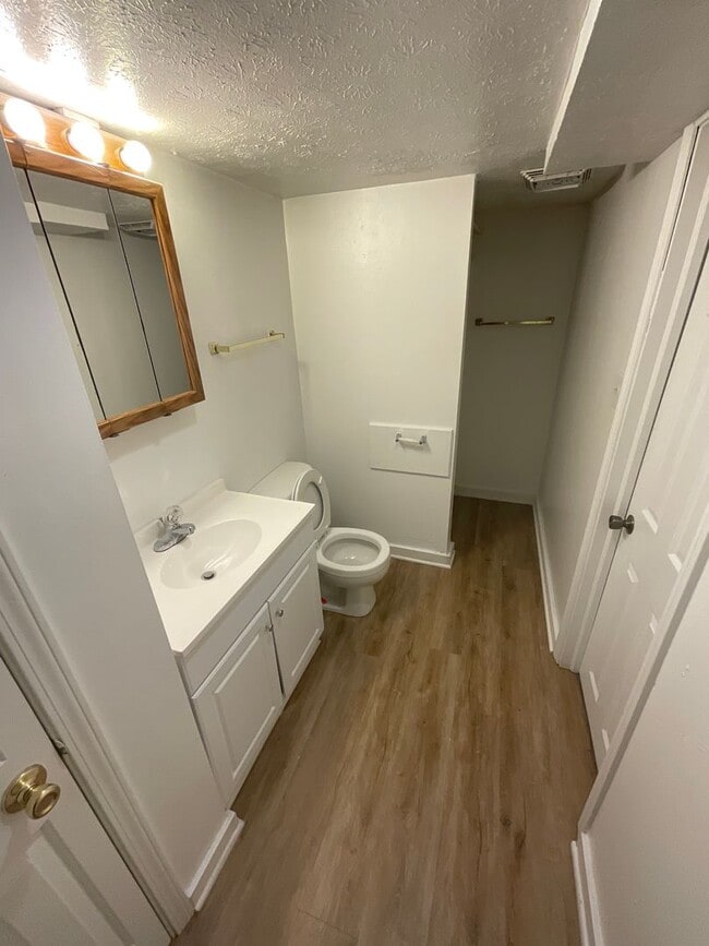 Building Photo - ***AVAILABLE AUGUST 2027*** 5 Bed 2 Bath house. Close to business school. Excellent Location!