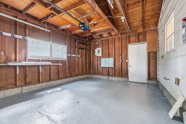 Building Photo - 1441 W Lynn Dr