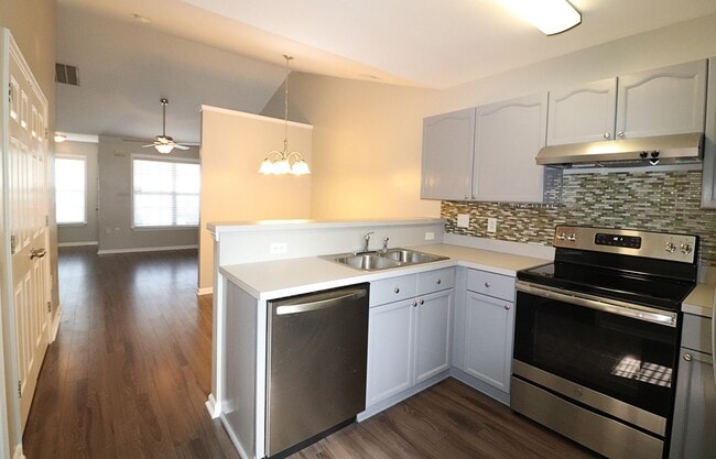 Building Photo - Super Cute 2 bedroom 2 bath townhome In Ro...