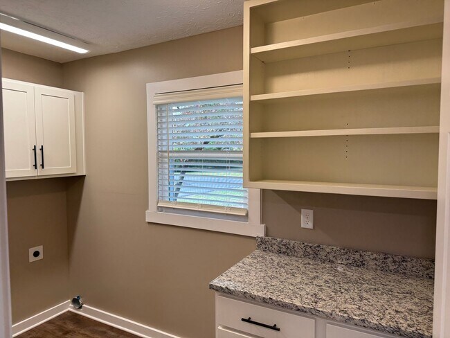 Building Photo - 516 Claremoor Ave