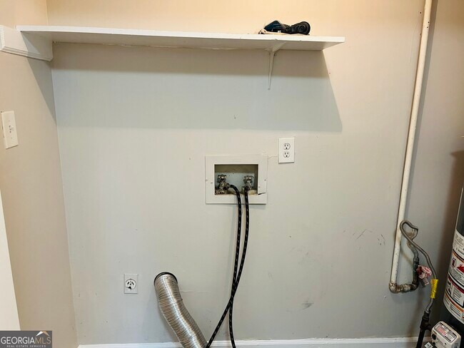 Building Photo - 907 Silverwood Dr