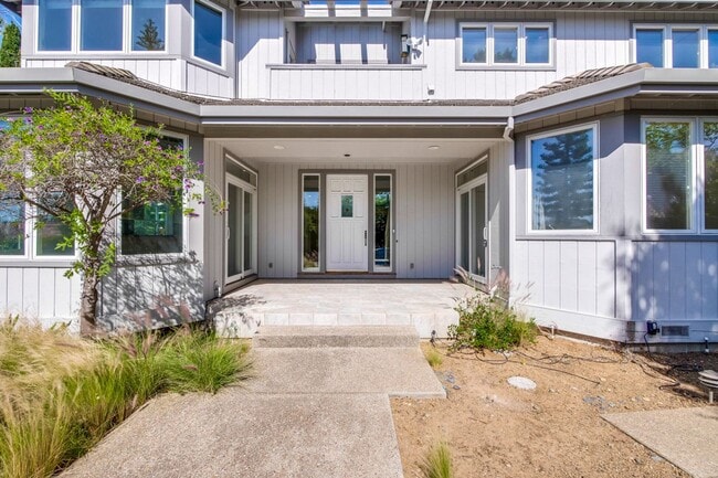 Building Photo - Large 3,767 sqft home on a 10,000 sqft lot- 2 bed located on 1st floor w/ separate entrance - Top...