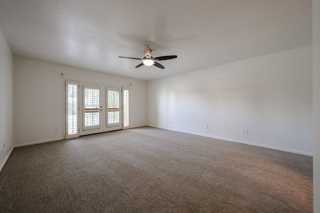 Building Photo - Scottsdale Country Club Living!