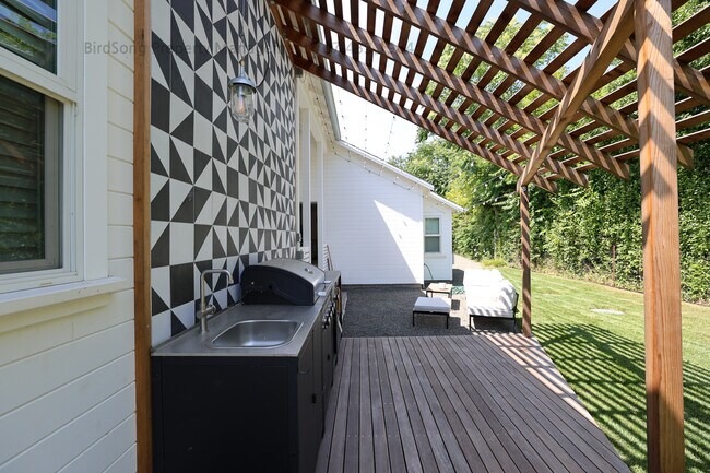 Building Photo - 13846 Village Ave