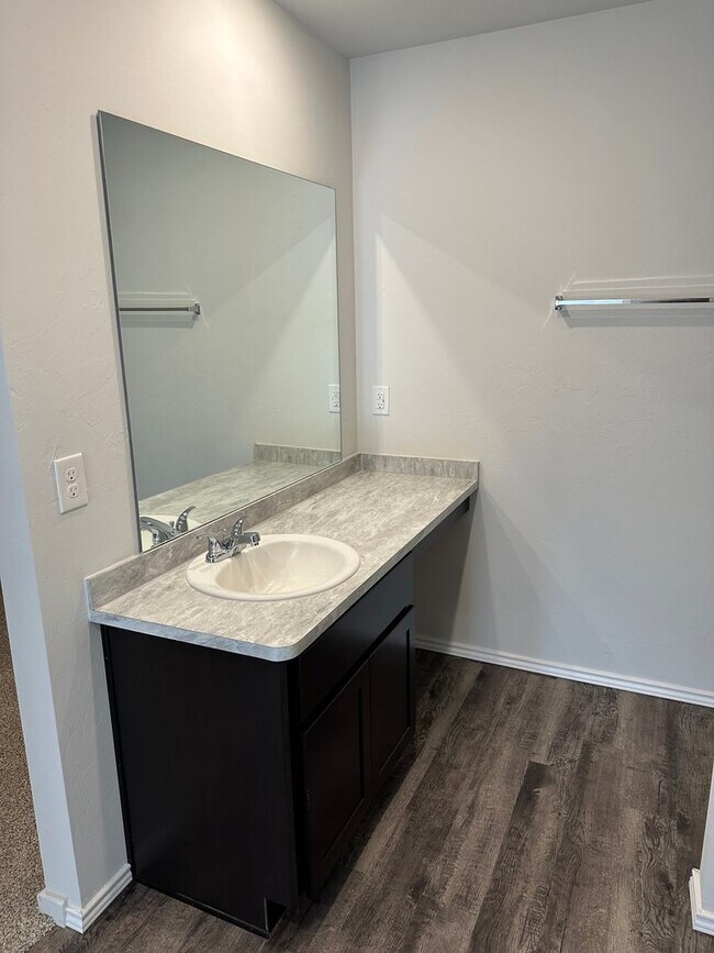 Building Photo - *Pre-leasing* NEWER Three Bedroom | Two Ba...