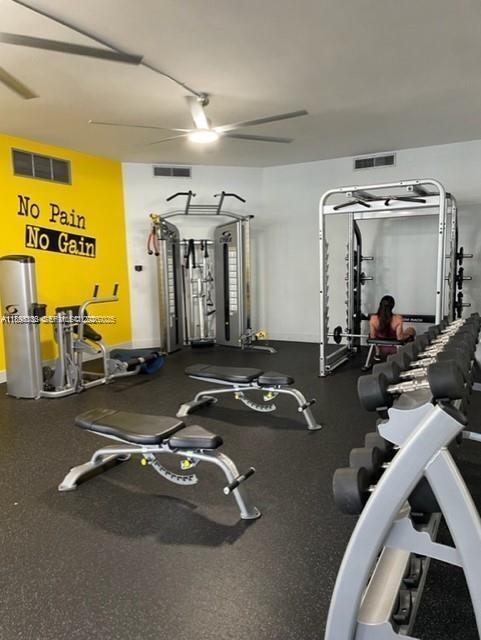 Building Photo - 800 Parkview Dr