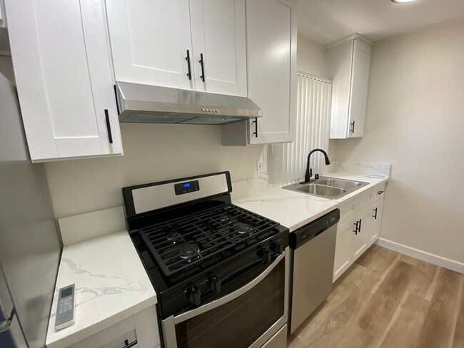 Building Photo - 1645 W Adams Blvd