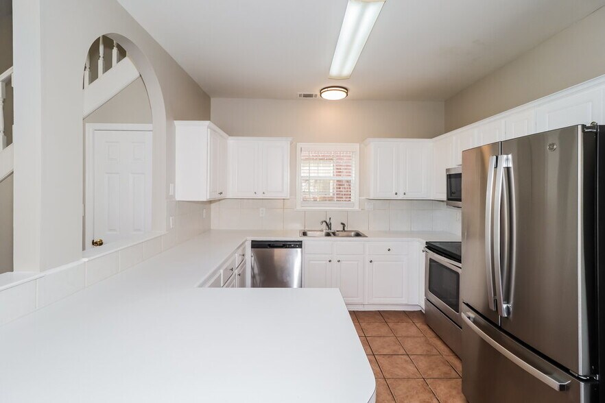 Building Photo - 10436 Sunnybrook Cir
