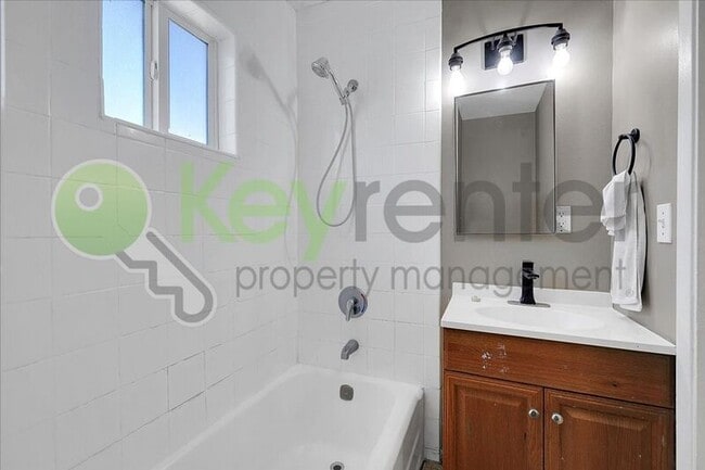 Building Photo - 246 Santiago Ave