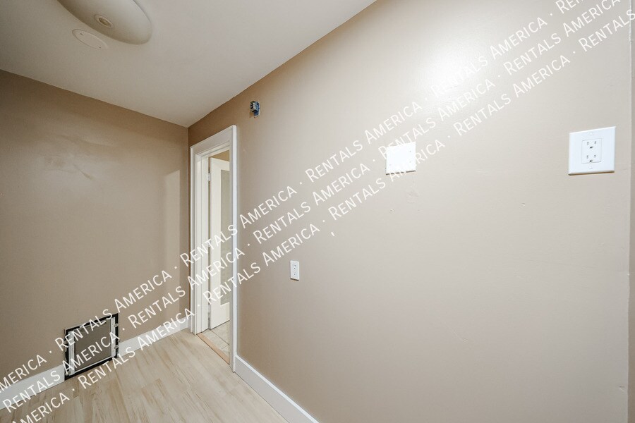 Building Photo - 1424 N Gene Ave