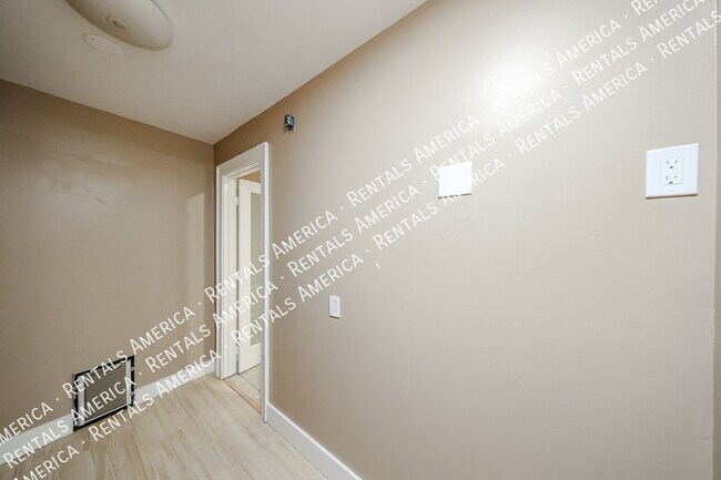 Building Photo - 1424 N Gene Ave