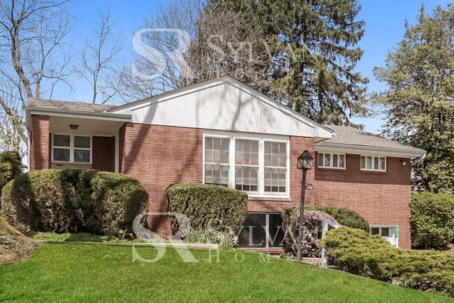 Building Photo - Welcome to this charming abode.