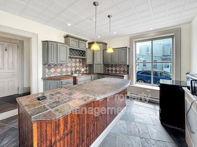 Building Photo - 144 Bloom St