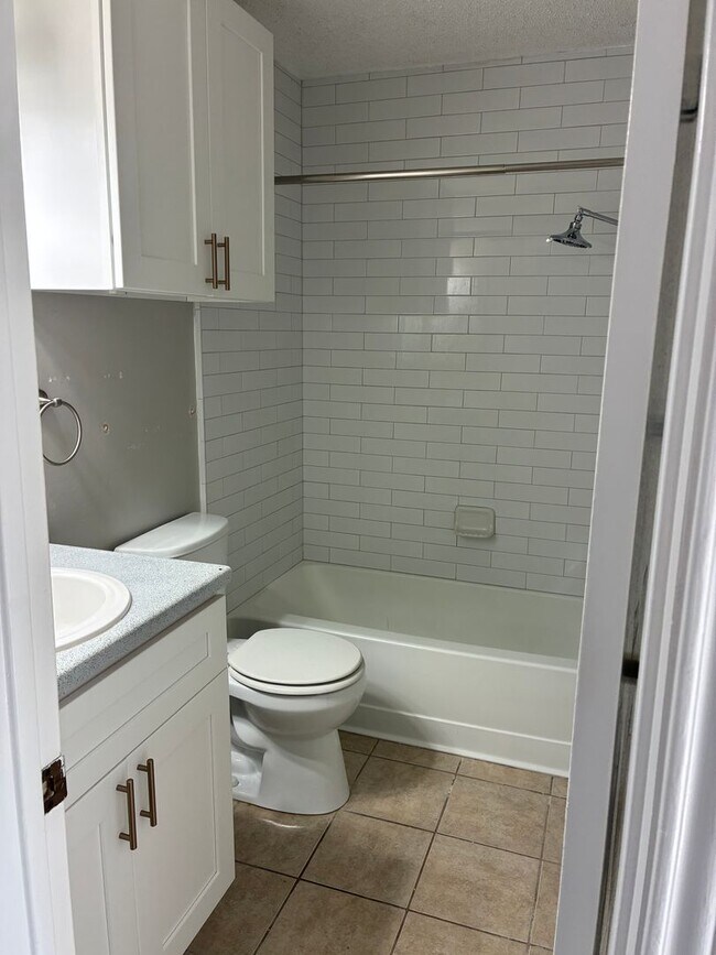 Building Photo - 2 bedroom 2 bath Duplex