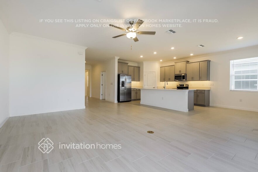 Building Photo - 14137 17th Ct E