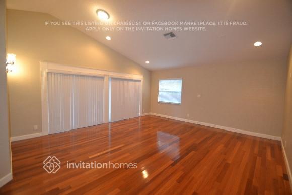 Building Photo - 1090 Lancewood Pl W