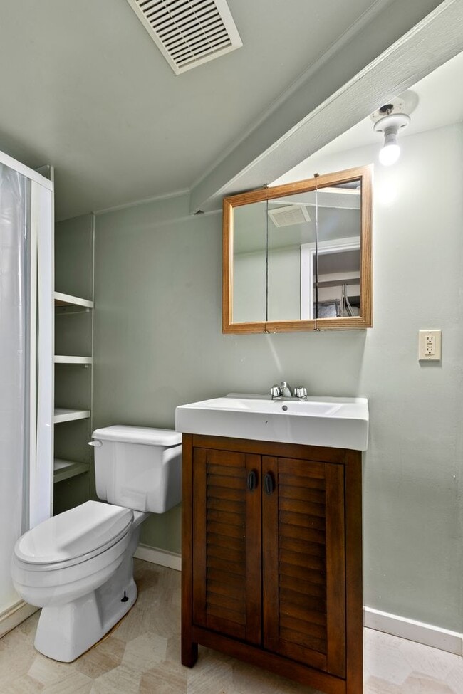 Building Photo - 3bd/1.75ba Seattle Home