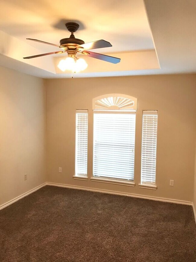 Building Photo - No Application Fees* $500 Off 1st Month Rent*
