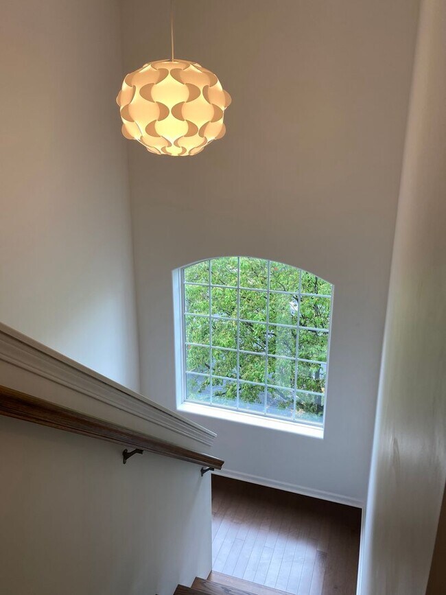 Building Photo - Beautiful Two Bedroom Townhome in Plymouth for $2,299.00/month!